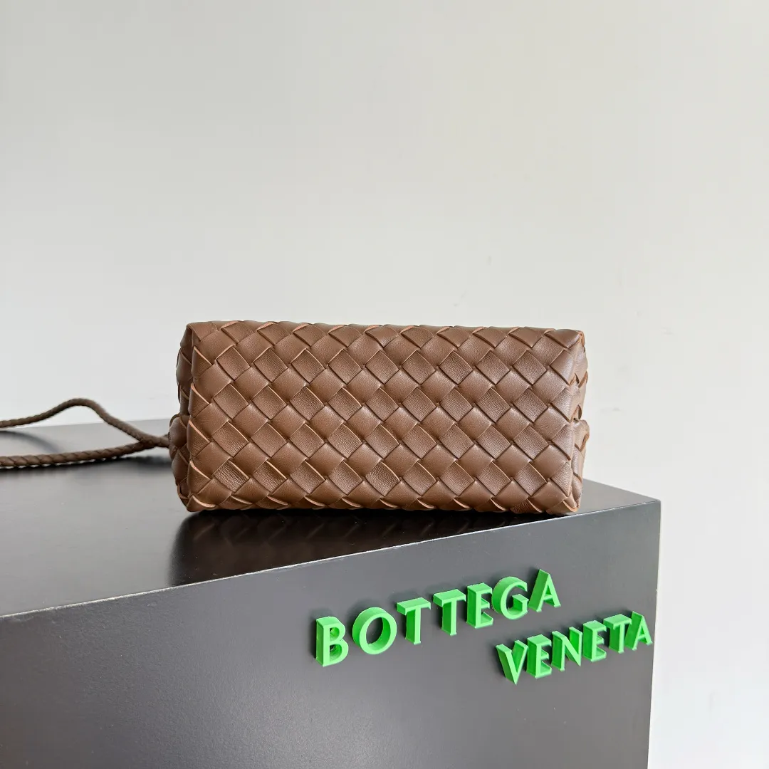The 2023 new Andiamo batch of 1860 BV has been shipped‼ ️Really popular🔥The new Andiamo woven handbag launched by Bottega Veneta this season is really popular all over the world! ! Celebrities at home and abroad have worn it, and Oscar-winning actress Michelle Yeoh has taken it out on the street. Song Jia, Trai Yara, Yu Feihong, Sanji Ayaka, Rosie Hunting-Whiteley, Yoshioka Riho, etc. have all picked up this bag. It is classic and versatile, showing off its temperament, and the bag capacity is also large, which is very convenient for daily commuting! ! A variety of carrying methods, the shoulder straps can be adjusted by yourself, the original lambskin feels soft and delicate, and the neutral style is created to break gender boundaries and bring a more practical and longer-lasting use experience. Andiamo, which has both elegant and casual styles, perfectly interprets the true appearance of "fashionable old money style". Style No.: 743568 Color: Hazelnut Brown Size: 25*22*10.5cm